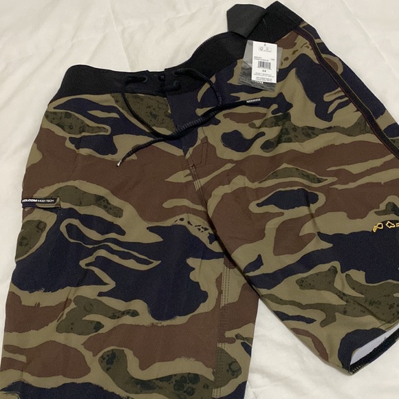 Volcom Men Shorts - Picture 6 of 7